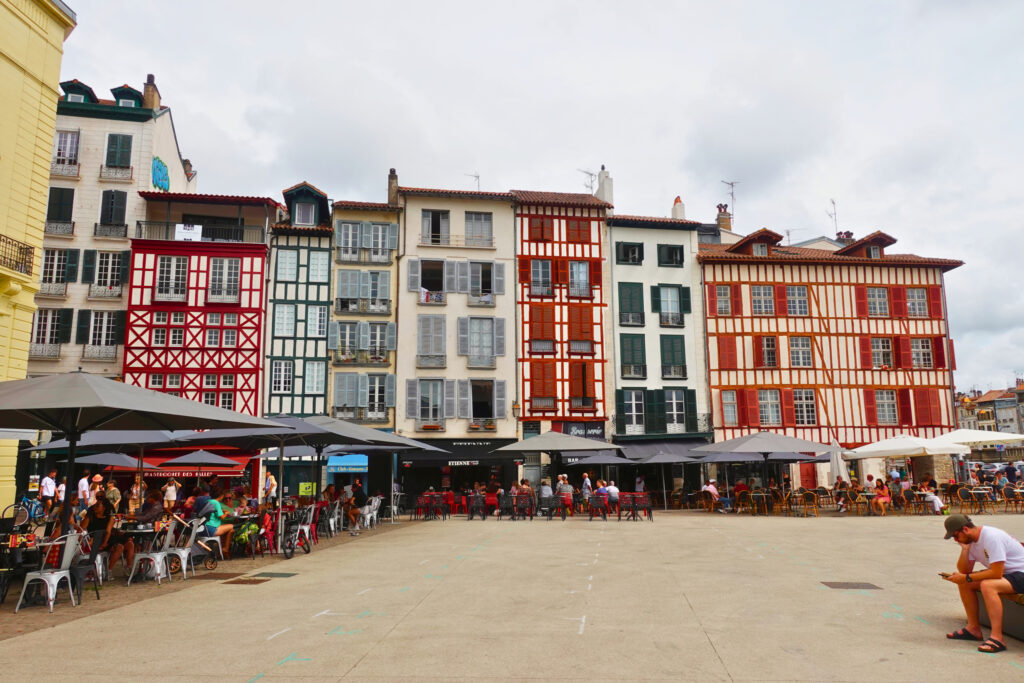 Der Place Morlesin-Carreau des halles in Bayonne