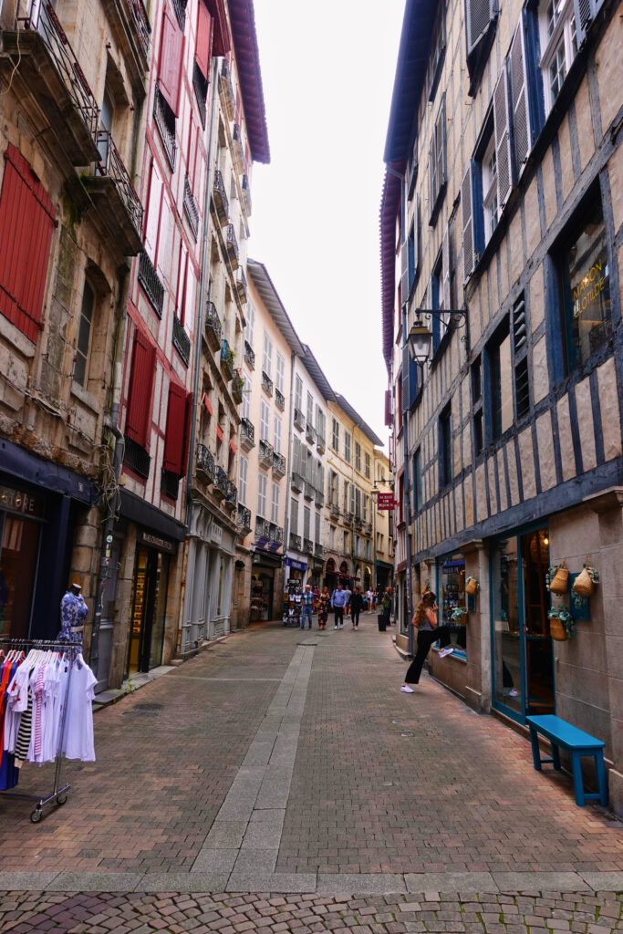 Straße in der Altstadt von Bayonne