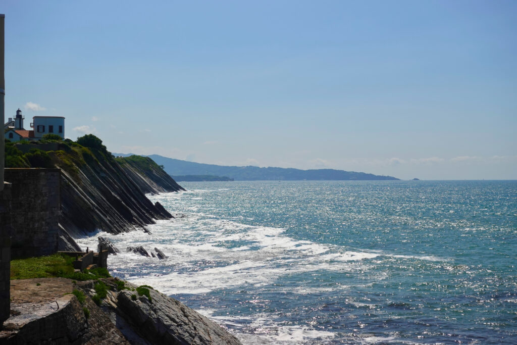 Meer und schieferartige Felsen