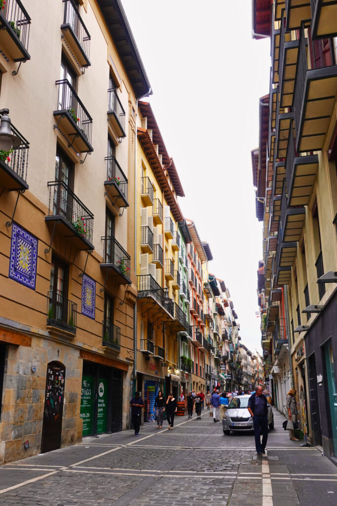 Straße in der Altstadt von Pamplona